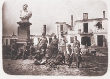 Rudnicki rynek po rosyjskim artyleryjskim ostrzale.