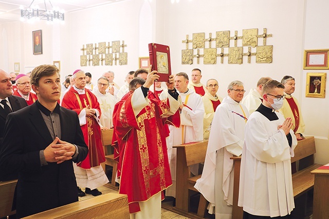 	Obchody rozpoczęła Msza św. w kaplicy seminaryjnej.