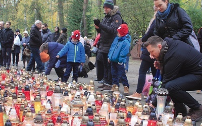 	Uroczystości Wszystkich Świętych oraz Dzień Zaduszny są zachętą, byśmy sami dążyli  do świętości.