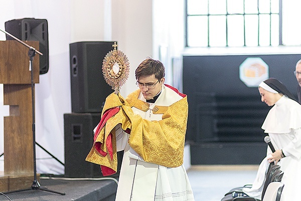 Adoracja Najświętszego Sakramentu była jednym z głównych elementów spotkania.