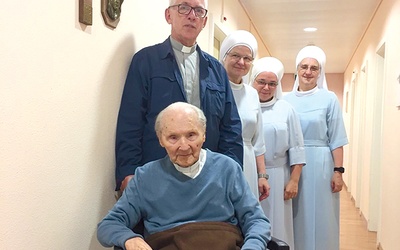▲	Ostatnia wizyta  abp. Wiktora Skworca w domu spokojnej starości w Visp  w lipcu 2021.