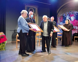 	Laureat odbiera wyróżnienie w Sali Papieskiej.