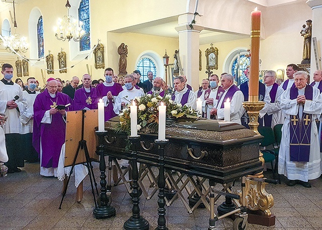 	Ostatnie pożegnanie w kościele.