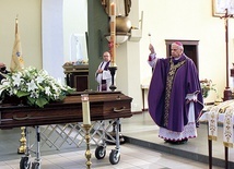 Uroczystości pogrzebowej przewodniczył  bp Jan Kopiec. 