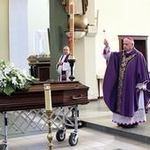 Uroczystości pogrzebowej przewodniczył  bp Jan Kopiec. 