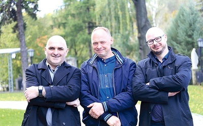 Mężczyźni św. Józefa z Limanowej: Tadeusz Golonka (z lewej), Mariusz Pytel (z prawej). W środku Piotr Smajdor, lider wspólnoty z Tarnowa.