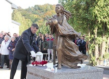 Miejsca pamięci dzieci utraconych pełnią ważną funkcję terapeutyczną dla rodziców, którzy doświadczyli straty. Takie miejsce powstało w październiku na dębickim cmentarzu.