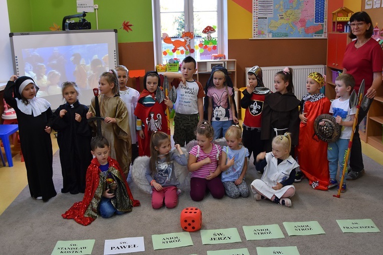 Jedna z grup w przebraniu za świętych.