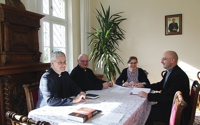 Od lewej: ks. Adam Łuźniak, ks. Jacek Froniewski, Adriana Kwiatkowska i ks. Bartłomiej Kłos przy pracy.