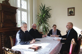 Od lewej: ks. Adam Łuźniak, ks. Jacek Froniewski, Adriana Kwiatkowska i ks. Bartłomiej Kłos przy pracy.