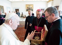 Korony pobłogosławił papież Franciszek.