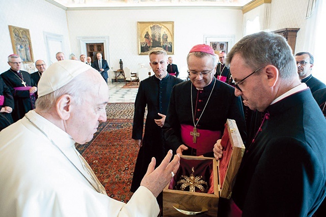 Korony pobłogosławił papież Franciszek.