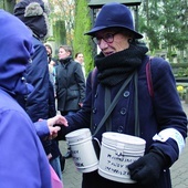 Co roku w zbiórkę na rzecz Starych Powązek włącza się aktorka Maja Komorowska.