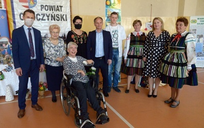 Z uczestnikami forum jego organizatorzy: Maria Barbara Chomicz (trzecia z lewej w górnym rzędzie) i Marcin Baranowski (pierwszy z lewej).