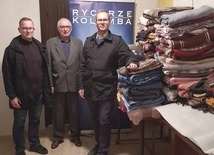 Zebrali 100 koców. Teraz je rozdają