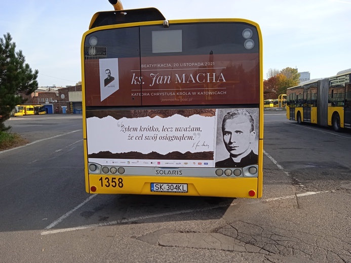 Śląsk. Autobusy z wizerunkiem sługi Bożego ks. Jana Machy wyjechały na ulice metropolii