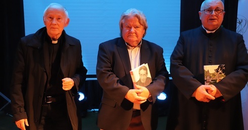 Spotkanie oparte było na wspomnieniach ks. Jerzego Czarnoty (z lewej), Waldemara Smaszcza i ks. Stanisława Banacha.