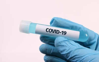 Badania: Nawet osoby w pełni zaszczepione mogą zarażać domowników koronawirusem