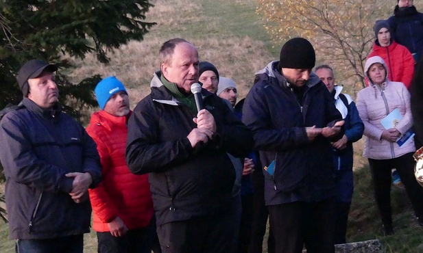 Bartłomiej Kukuczka (P) i ks. Krzysztof Pacyga - proboszcz z Koniakowa, podczas inauguracji wypraw różańcowych na Ochodzitej.