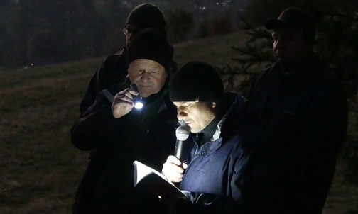 Bartłomiej Kukuczka (P) i ks. Krzysztof Pacyga - proboszcz z Koniakowa i uczestnik wszystkich wypraw różańcowych w Trójwsi.