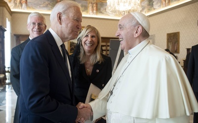 Biden: Papież powiedział, żebym przyjmował Komunię