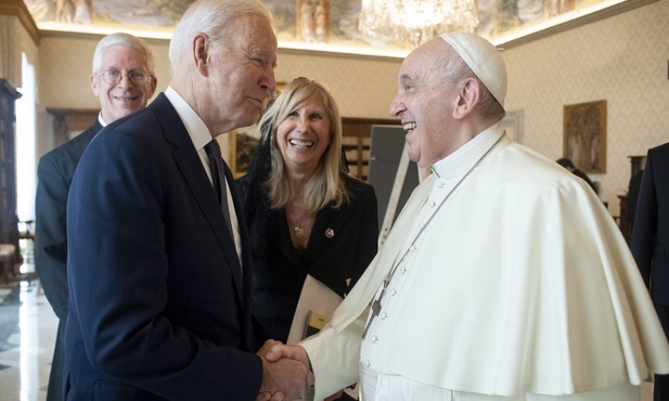 Biden: Papież powiedział, żebym przyjmował Komunię