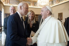 Biden: Papież powiedział, żebym przyjmował Komunię