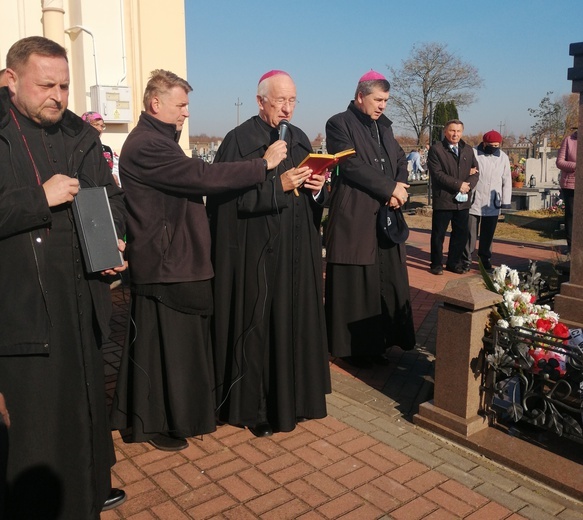 W południe biskupi, kapłani i wierni modlili się przy grobie zmarłego bp. Zawitkowskiego.