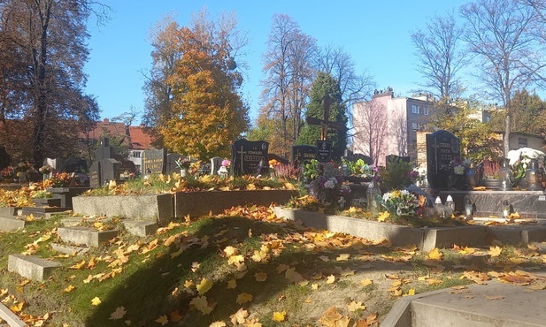 Śląskie. Mycie, zamiatanie i dekorowanie. Ostatnie przygotowania do Uroczystości Wszystkich Świętych