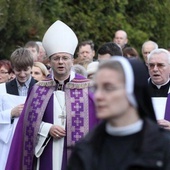 Bp Lityński o modlitwie za zmarłych 