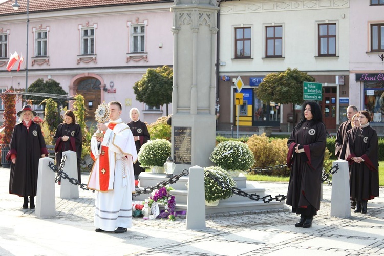 Honorowa warta Bractwa św. Jana Kantego przy figurze patrona.