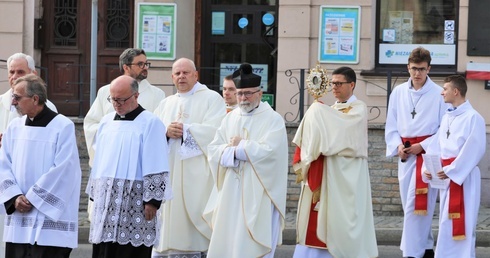 Procesja z relikwiami św. Jana Kantego na Rynek w Kętach.