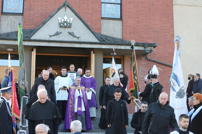 Ostatnie pożegnanie o. Krzysztofa Janasa OFMConv w Harmężach