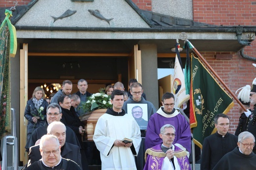 Ostatnie pożegnanie o. Krzysztofa Janasa OFMConv w Harmężach