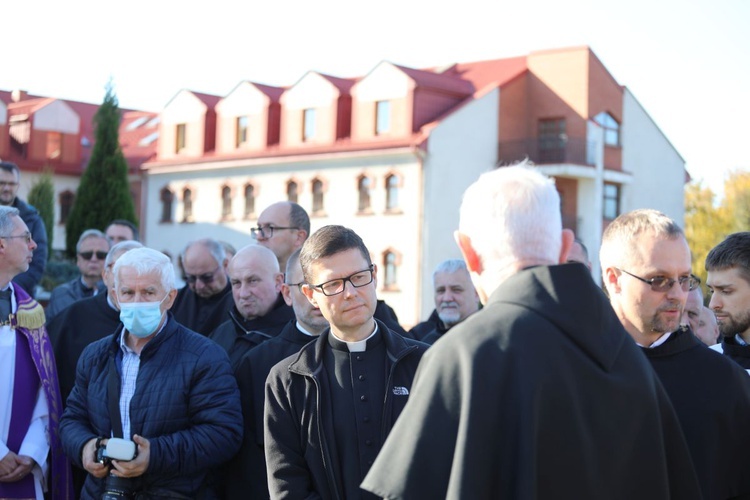 Ostatnie pożegnanie o. Krzysztofa Janasa OFMConv w Harmężach