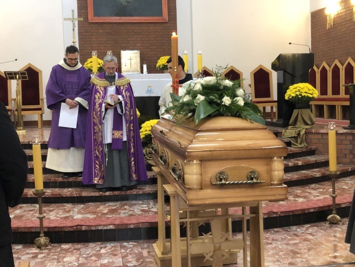 Ostatnie pożegnanie o. Krzysztofa Janasa OFMConv w Harmężach