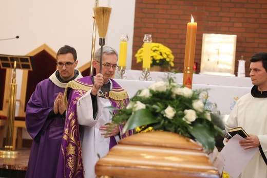 Ostatnie pożegnanie o. Krzysztofa Janasa OFMConv w Harmężach