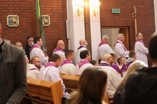 Ostatnie pożegnanie o. Krzysztofa Janasa OFMConv w Harmężach