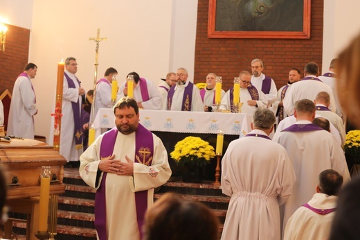 Ostatnie pożegnanie o. Krzysztofa Janasa OFMConv w Harmężach