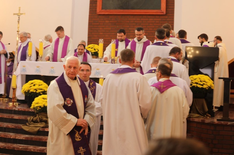 Ostatnie pożegnanie o. Krzysztofa Janasa OFMConv w Harmężach