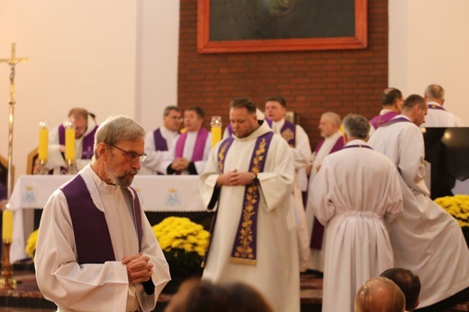 Ostatnie pożegnanie o. Krzysztofa Janasa OFMConv w Harmężach