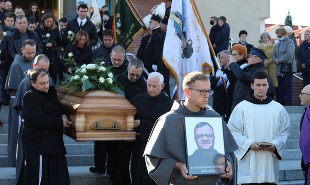 Trumnę z ciałem śp. o. Krzysztofa Janasa odprowadzili jego współbracia zakonni i krewni, a także liczni wierni z Harmęż.