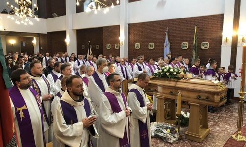 Przy trumnie o. Krzysztofa Janasa zgromadzili się tłumnie, by okazać wdzięczność za jego świadectwo ewangelicznej miłości.