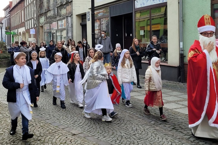 Przebrali się za świętych, przeszli przez miasto, tańczyli na balu