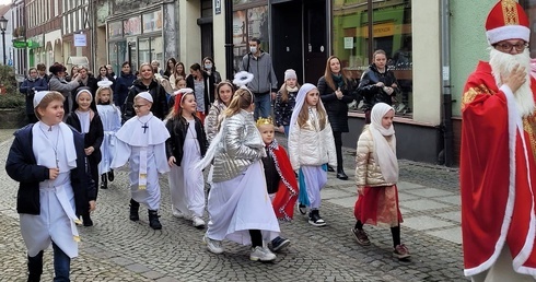 Przebrali się za świętych, przeszli przez miasto, tańczyli na balu