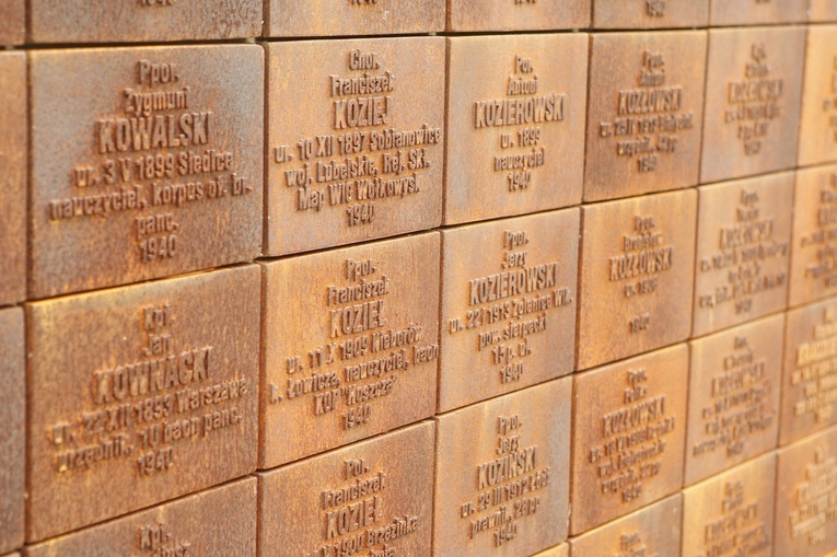 Rosja: Znicze zapłoną na polskich grobach na Syberii, w Katyniu, w miejscach pamięci o ofiarach represji