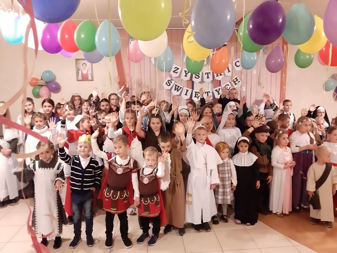 Borzęcin. Bal wszystkich świętych