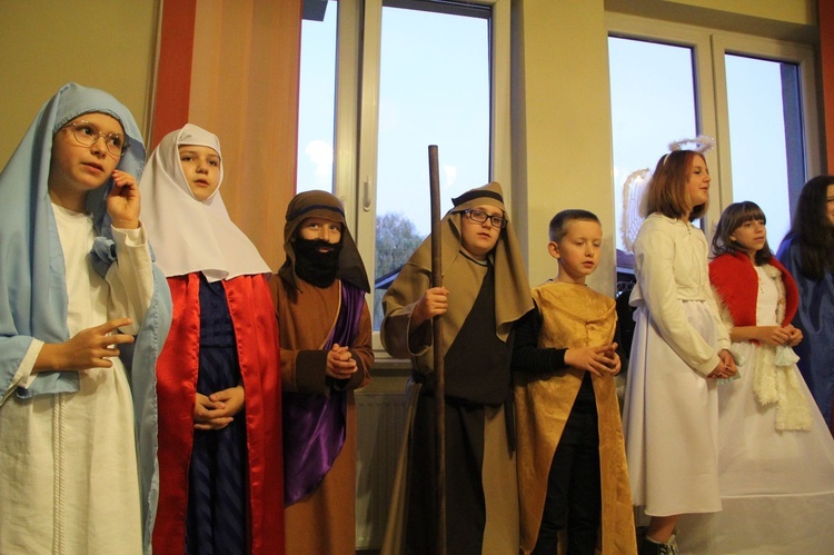 Borzęcin. Bal wszystkich świętych