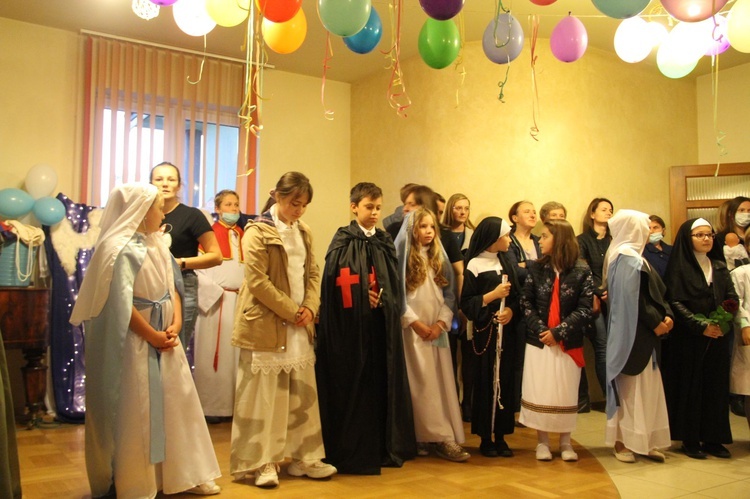 Borzęcin. Bal wszystkich świętych