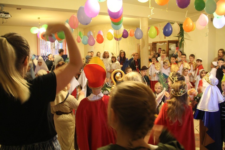 Borzęcin. Bal wszystkich świętych